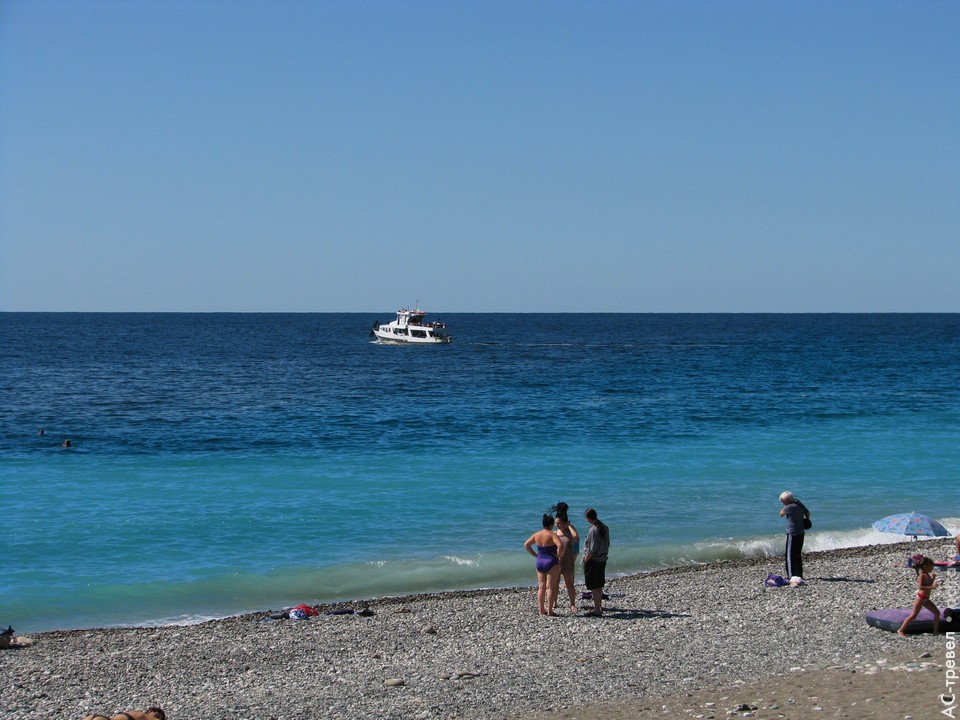 Абхазия с первых километров встречает совсем не Черным морем. Фото не передает бирюзового оттенка, которого не было в Сочи и Адлере Отдых в Абхазии в бархатный сезон
