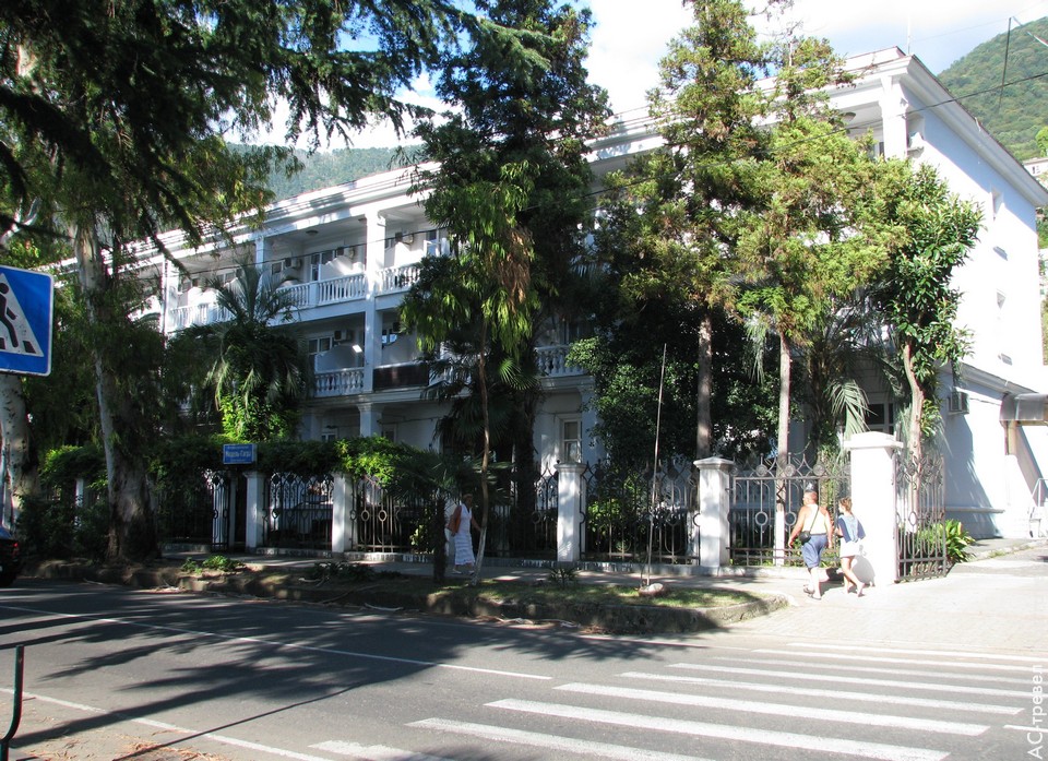 Дом отдыха «Мидель-Гагара», основной корпус — старое трехэтажное здание в тихой Старой Гагре, через дорогу от собственного участка пляжа. Отдых в Абхазии в бархатный сезон