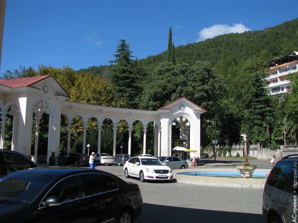 Одно из самых фотографируемых мест Старой Гагры — колоннада, окружающая фонтан с голубем мира. Отдых в Абхазии в бархатный сезон