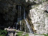 Популярный у туристов Гегский водопад. Вода холодная и чистая, питьевая. Отдых в Абхазии в бархатный сезон