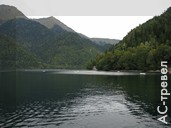 Красивое горное озеро Рица, на мой взгляд, в настоящее время — немного переоцененная достопримечательность: толпы туристов, единственный вид с одной смотровой площадки, запрет купания, нет удобных подходов к воде. Отдых в Абхазии в бархатный сезон