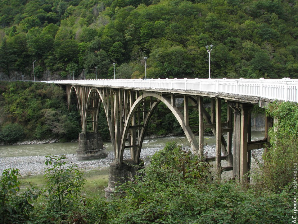 Мост в Сухум через реку Гумиста построен еще пленными немцами. Отдых в Абхазии в бархатный сезон