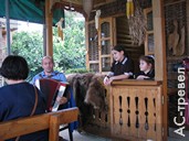 Гостеприимный хозяин с дочерьми исполняют абхазские и русские песни. Отдых в Абхазии в бархатный сезон