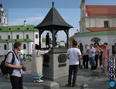 Перед ратушей установлена небольшая скульптурная композиция «Городские весы». Право на весы, управление торговлей и взимание налогов Минск получил с Магдебургским правом. Автобусный тур в Беларусь