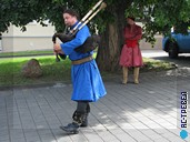 Гостей столицы развлекает исполнитель на дуде (местная разновидность волынки). Автобусный тур в Беларусь