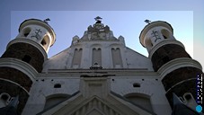 Изначально православная, церковь в Мурованке побывала и в униатстве, и в католицизме. Кроме крепостных башенок когда-то церковь была оснащена падающей железной решеткой (герсой) перед входом. Автобусный тур в Беларусь