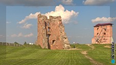 Живописные руины Новогрудского замка, бывшей резиденции великих князей Великого княжества Литовского. Автобусный тур в Беларусь