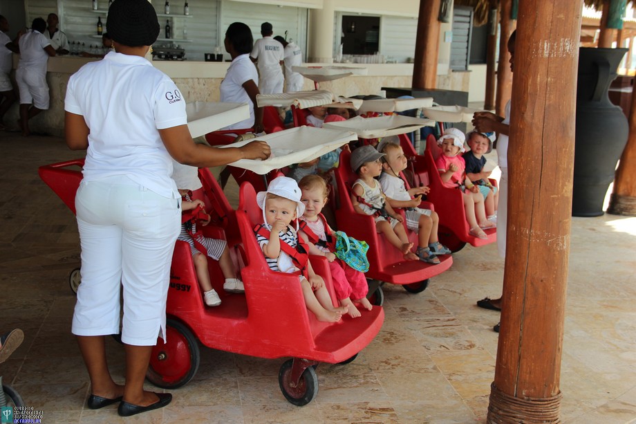 G.O.-нянечки вывезли детей подышать морским воздухом. Городок Club Med Punta Cana
