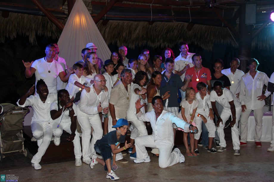 Белая вечеринка. За спортивные достижения некоторым гостям вручены медали. Городок Club Med Punta Cana