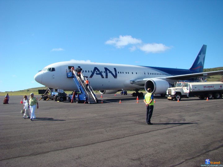 Международный аэропорт Матавери, о. Пасхи. Рейс авиакомпании LAN Airlines - национального авиаперевозчика Чили, крупнейшей авиакомпании Южной Америки.