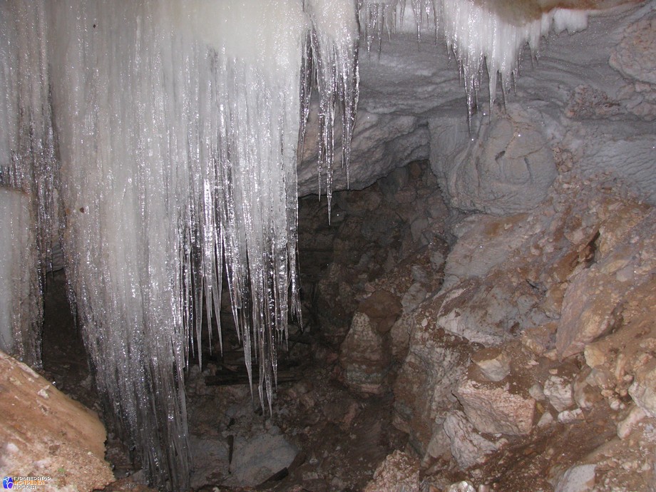 Пещера Голубинский провал. Впечатляющая ледяная завеса, пополняемая снаружи осадками, прикрывает за собой небольшую каверну