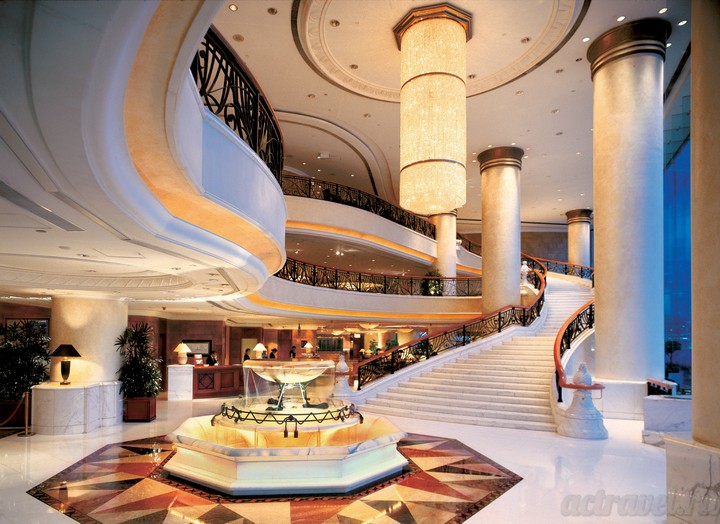 Лобби. Знаменитая лестница. Отель Harbour Grand Kowloon, Гонконг