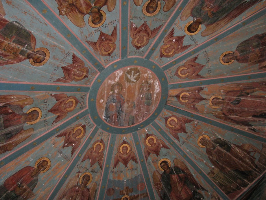 Церковь в Саунино — ближний (всего километров 5 на север) к Каргополю из значимых деревянных памятников. И здесь мы впервые увидели «небеса» — расписные потолочные конструкции. В Златоустовской церкви в центральном медальоне изображена Новозаветная Троица, а на гранях — сцена Распятия и евангелисты, чередующиеся с архангелами