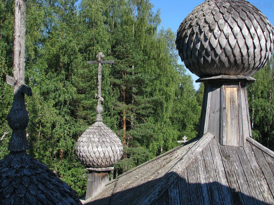 По преданию когда плотник в в 1866 г. закончил церковь Александра Свирского на Хижгоре, он встал на крест, перекрестился на все четыре стороны и выбросил топор в озеро