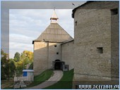Воротная (на дальнем плане) башня Староладожской крепости