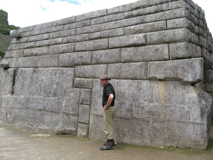 Фото из поездки в Перу. Обратите внимание на объем и комплиментарность каменных блоков, чистоту обработки поверхности и замко́вые соединения в кладке.