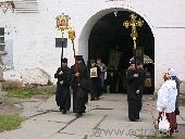 Крестный ход проходит Святые ворота