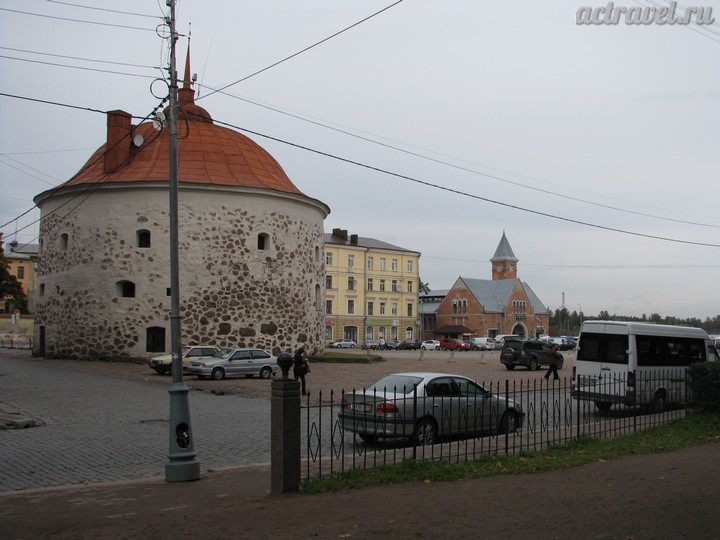 Круглая башня — немногое из того, что осталось от средневековой Выборгской крепости. Крепостные стены снесли, получив просторную рыночную площадь