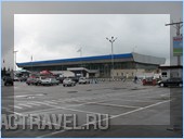 Прилетаем в аэропорт Красноярска Емельяново. А до Кызыла (столицы Тувы) самолеты вылетают из другого аэропорта - Черемшанки. Кроме того, между перелетами значительный промежуток времени.