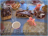 В юрточном лагере нас ждал праздник: зарезали пару баранов и приготовили для нас национальный тувинский стол