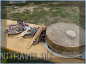 Подготовка к шаманскому ритуалу в юрточном лагере