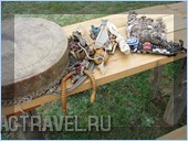Шаманские атрибуты: бубен, различные привески и шумелки, трубы из кости, резная ложка-девятиглазка, головной убор из перьев совы