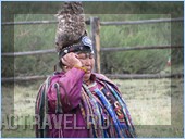 Шаманка Анисья Семисооловна Монгуш говорит по мобильному телефону