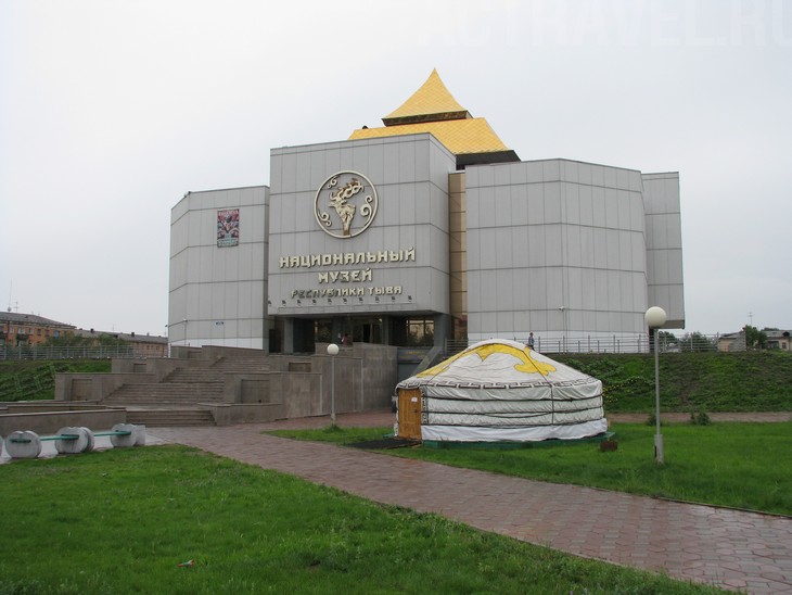 Здание Национального музея Тувы в Кызыле. Наиболее известная и ценная часть собрания - так называемое скифское золото, поднятое из курганов и датируемое с VIII в. до н. э.