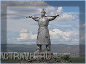 Памятник кочевнику-чабану на холме перед въездом в Кызыл. Показательно, что персонаж смотрит не на столицу, а в степь.
