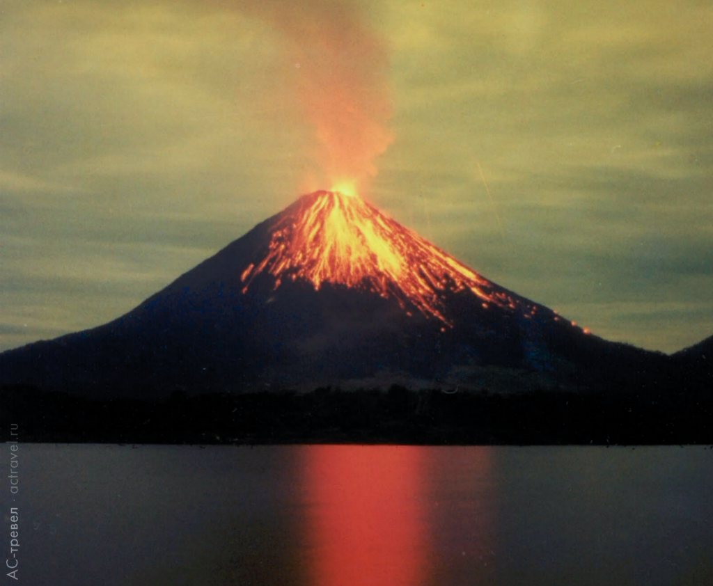 Активное извержение вулкана Ареналь, лавовые потоки