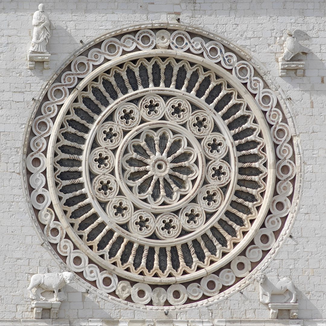 Розетка центрального окна на фасаде базилики