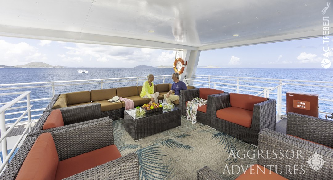 Затененный сандек на яхте Bahamas Aggressor II