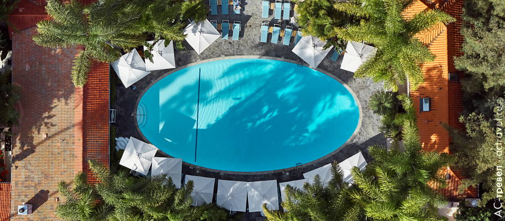 Главный бассейн отеля Bel-Air с высоты птичьего полета