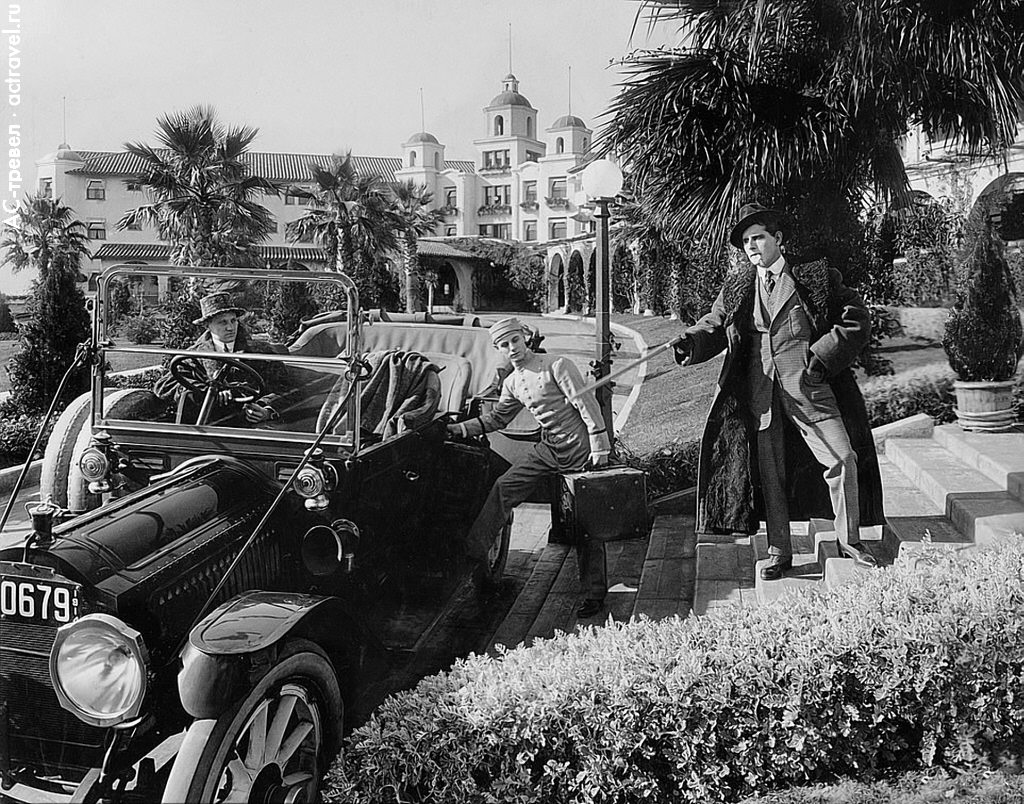 Звезда немого кино Карлайл Блэкуэлл позирует на выходе из отеля The Beverly Hills, 1914 г.