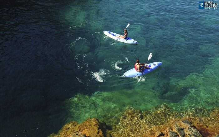 Каяки в городке Club Med Cargèse