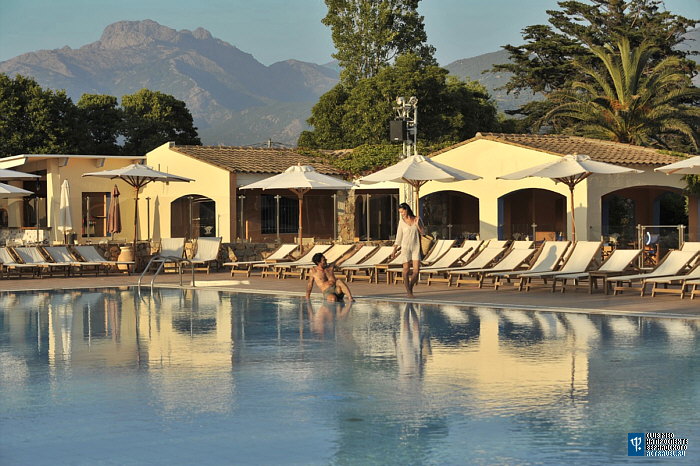 Бассейн в городке Club Med Cargèse