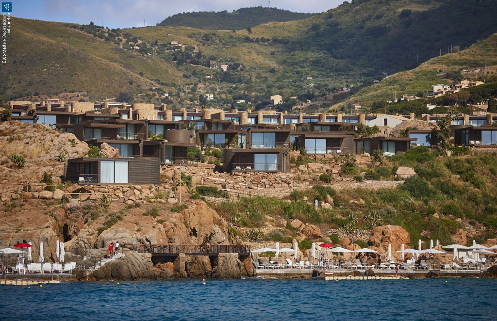 Вид на номера в городке Club Med Cefalù со стороны моря
