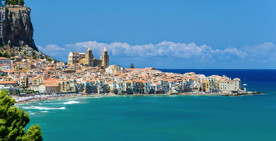 В 2018 г. вновь открывается Club Med Cefalù (Чефалу), первый в Европе городок Club Med с уровнем комфорта 5 трезубцев. Вид на древний город Чефалу на Сицилии