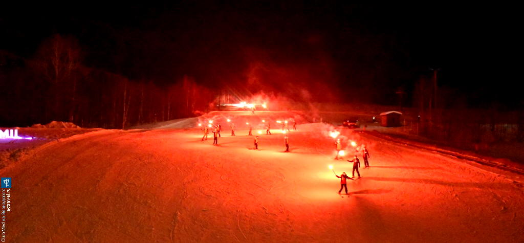 Факельный спуск по горнолыжному склону курорта Томаму