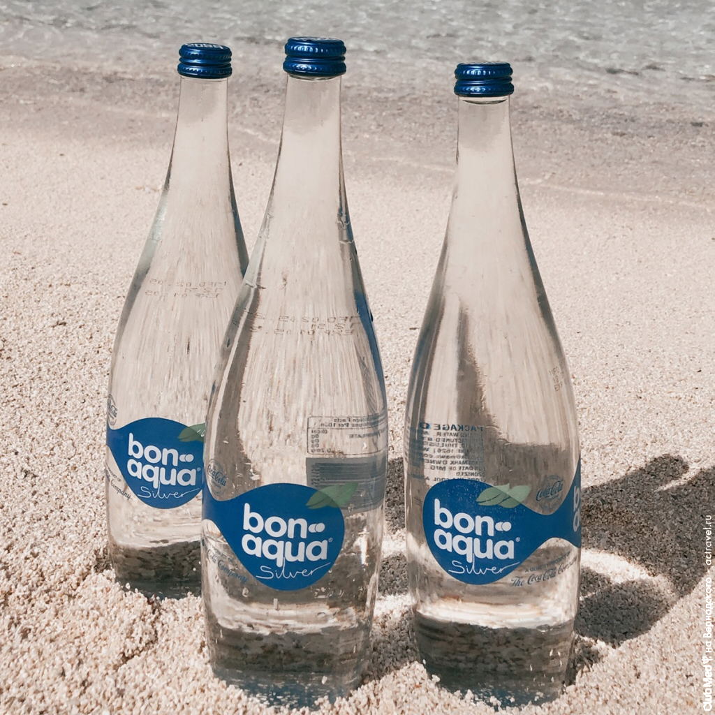 Стеклянные бутылки с питьевой водой на пляже курорта Club Med Kani