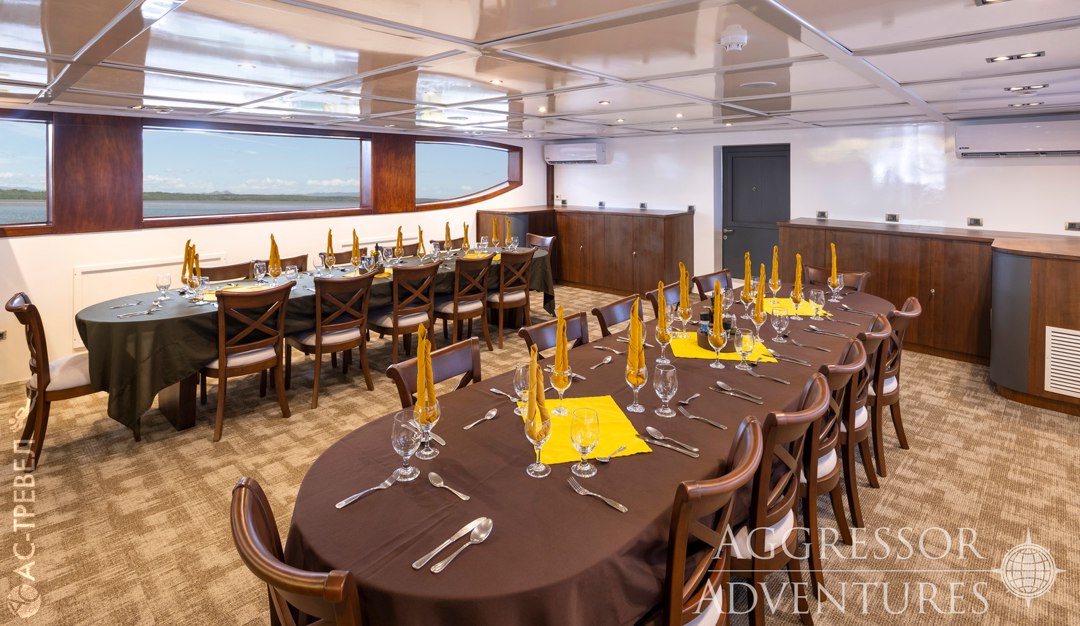 Ресторан яхты Cocos Island Aggressor