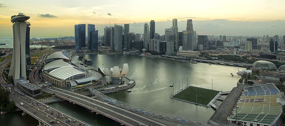 Вид на Сингапур с колеса обозрения