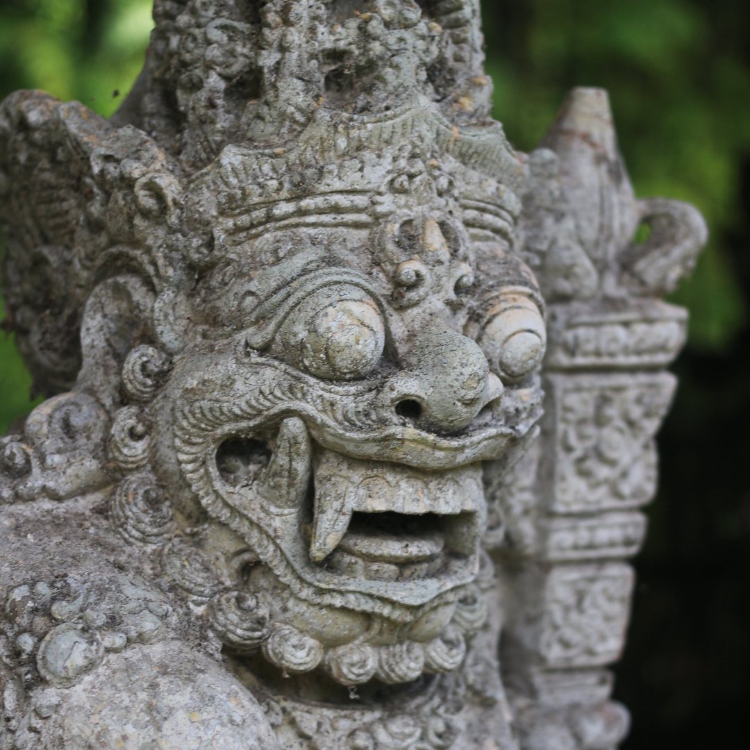 Каменная статуя на Бали
