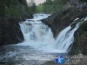 В водопаде Кивач струи разделяются на два потока, а потом встречаются под прямым углом. Путешествие по Карелии.