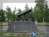 Исторически столица Карелии выросла из оружейных заводов, созданнывх Петром I. Место возникновения заводов обозначено пушкой середины XIX в. Путешествие по Карелии.