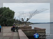 Вдоль набережной Петрозаводска установлены скульптурные композиции, подаренные на юбилей города городами-побратимами. Безусловно, самая эффектная — «Рыбаки», подарок г. Дулут (Миннесота, США) Путешествие по Карелии.