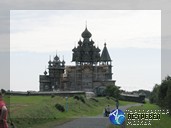 Тур включает посещение всемирно известного острова Кижи. Но нас ждало поистине сюрреалистическое зрелище: Преображенская церковь была горизонтально рассечена надвое и ее верхняя часть с куполами приподнята в воздух на стальном каркасе. Идет реставрация. Путешествие по Карелии.