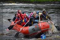 Кроме порогов нужно проходить спокойные участки между ними — плесы, так что нужно приготовиться к длительной физической нагрузке. Ну и вода будет кругом. Вода снизу, вода сверху (а у нас еще и дождь). Путешествие по Карелии.