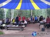 После сплава нас ждет костер и обед под тентом. Путешествие по Карелии.