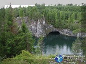 В стенах имеется множество выработок, ставших гротами и пещерами, в которые могут входить лодки и даже плоты. Путешествие по Карелии.